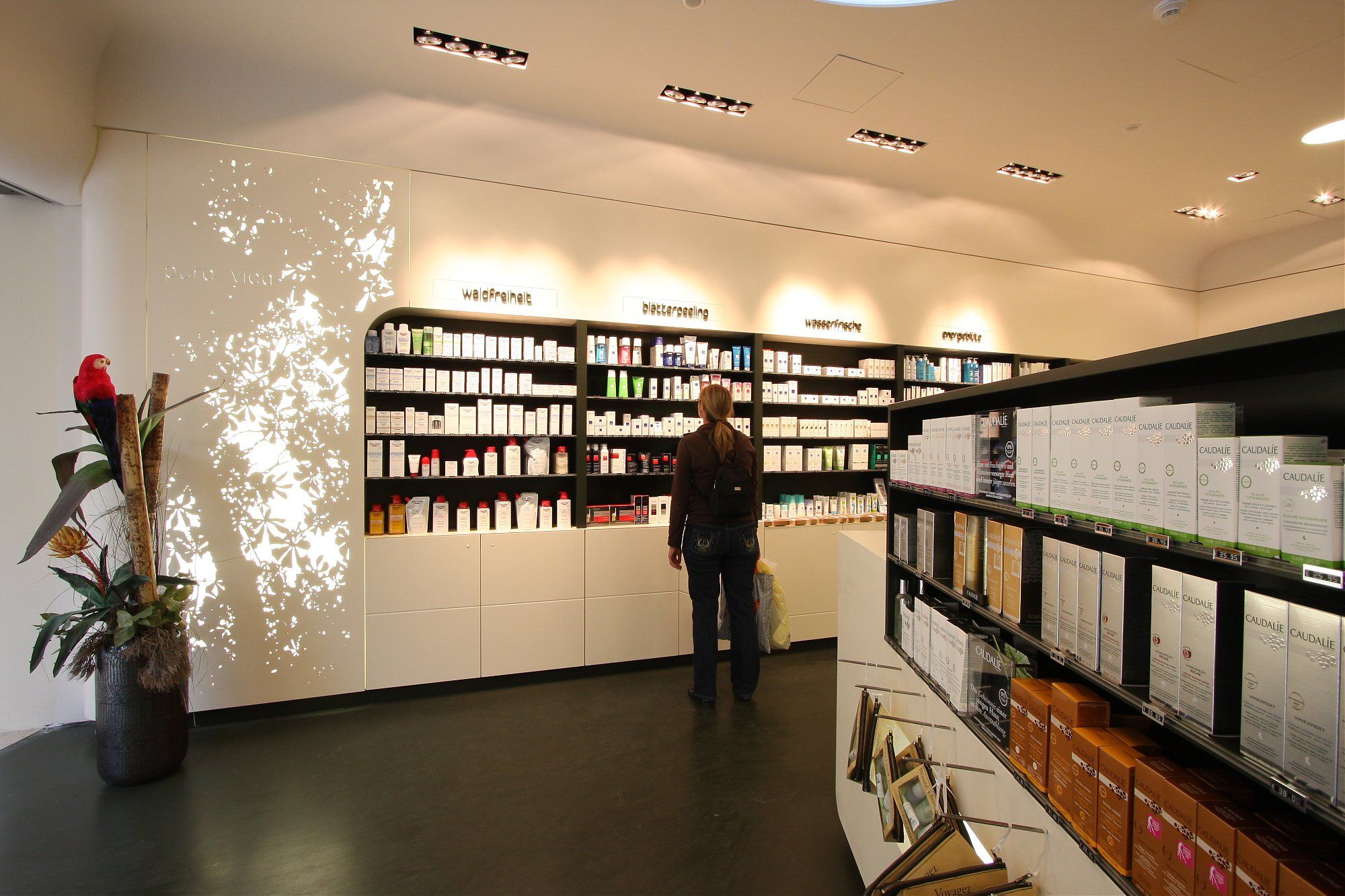 Verkaufsraum der Apotheke Regenwald im Westfield Donau Zentrum in Wien 1220