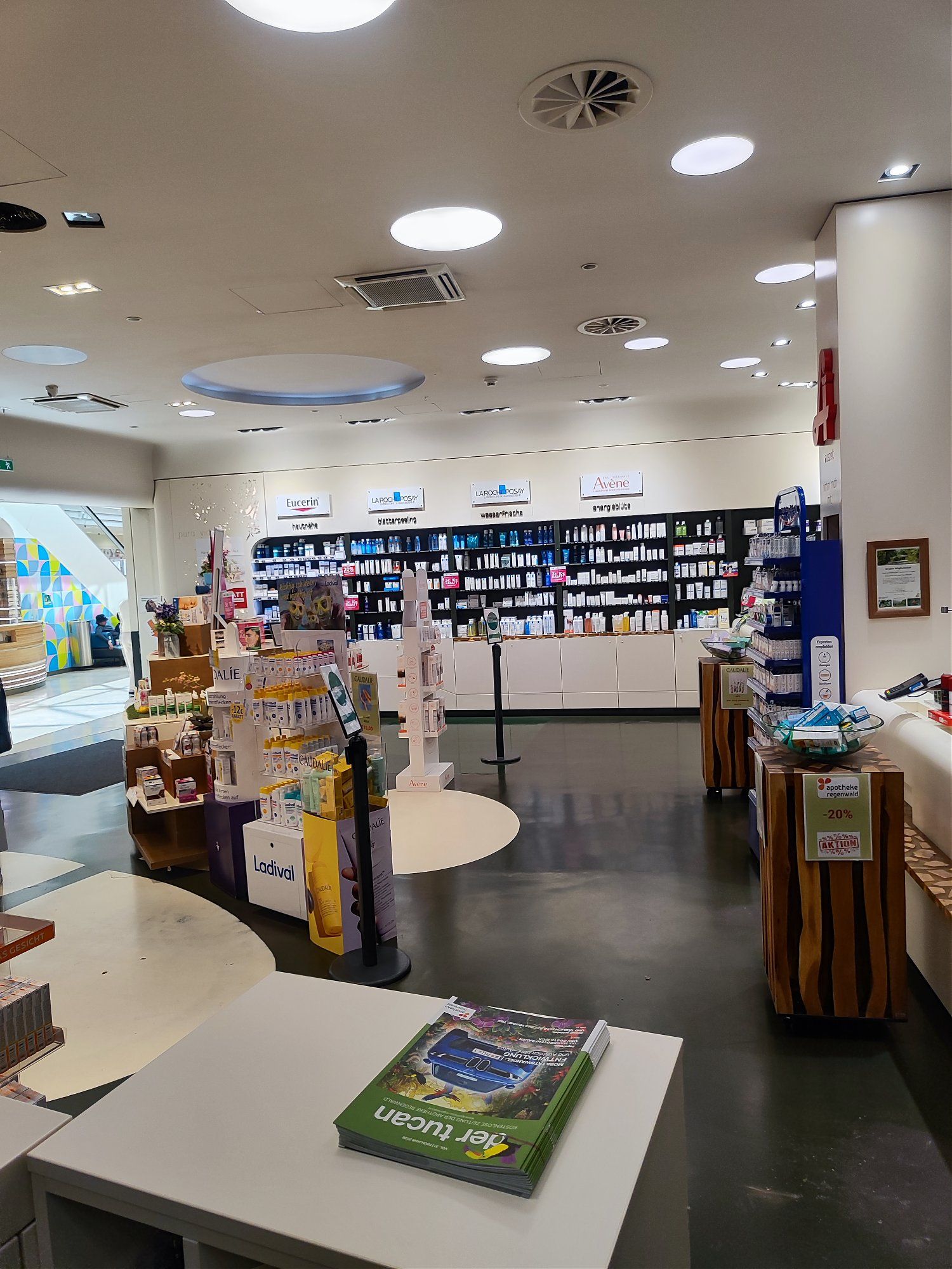 Blick in den Verkaufsraum der Apotheke Regenwald im Westfield Donau Zentrum