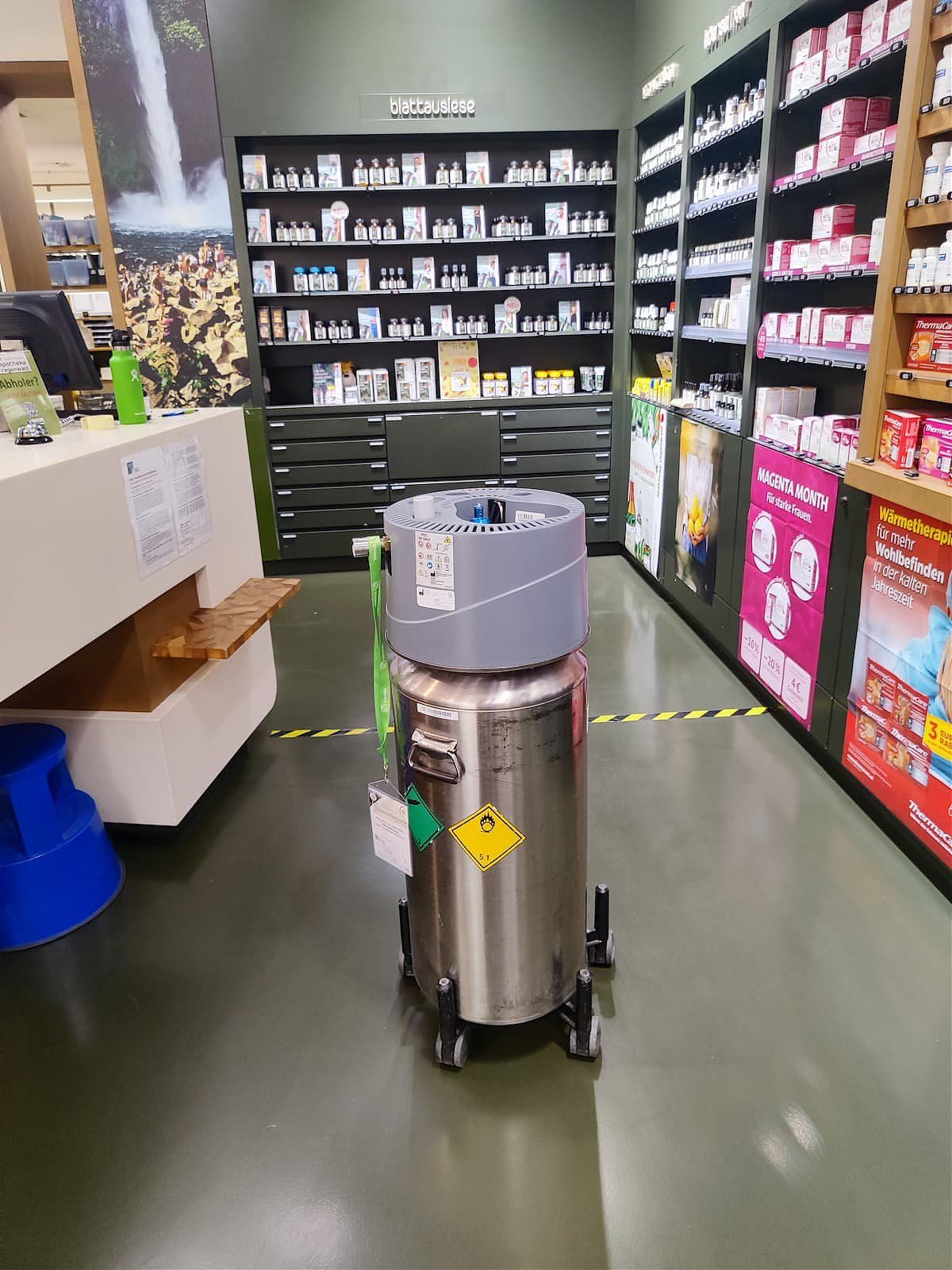 Flüssigsauerstoff-Vorratsbehälter der Sauerstofftankstelle in der Apotheke Regenwald im Donau Zentrum, Wien 1220