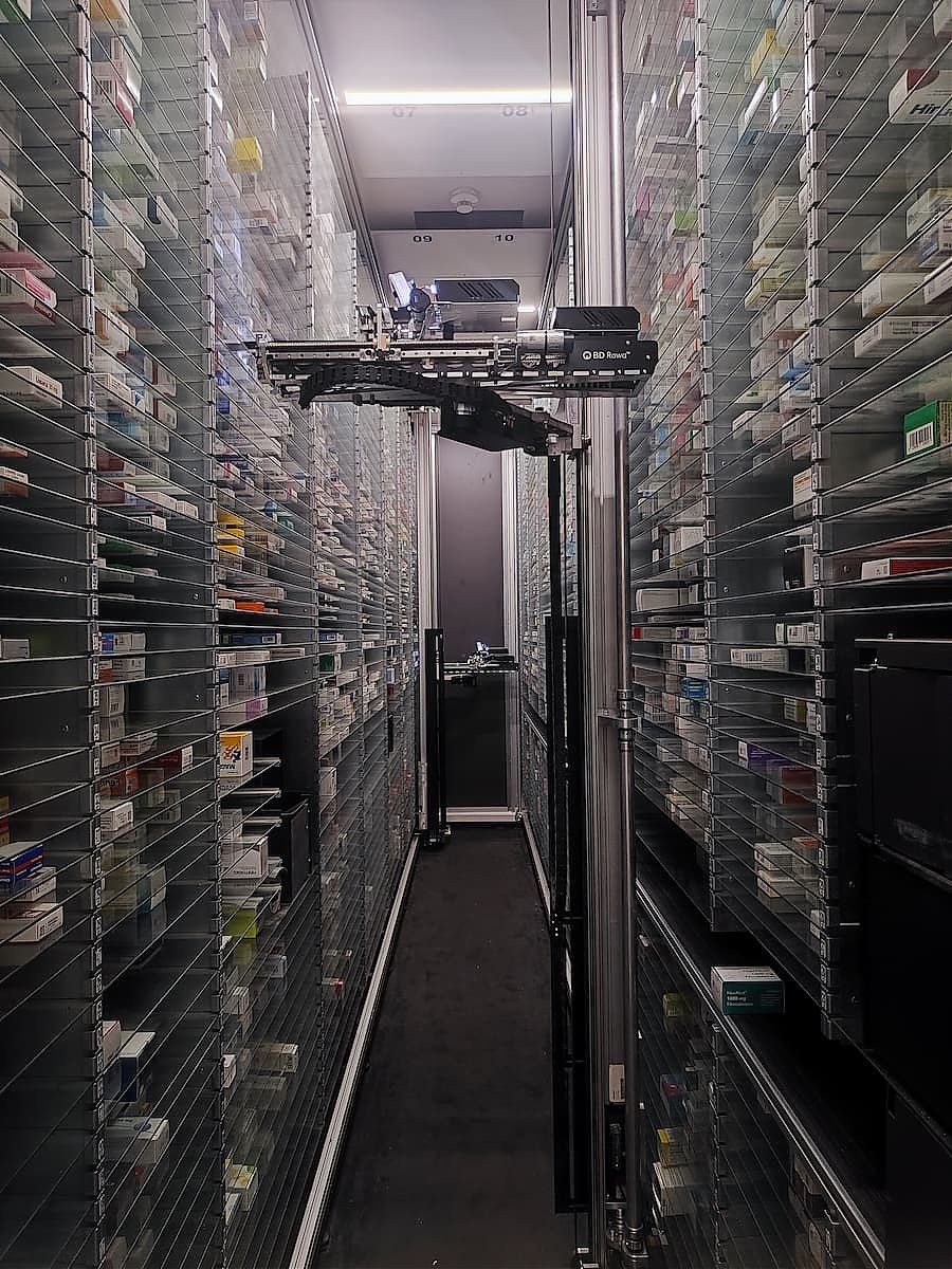 ROWA-Lagerautomat im großen Medikamentenlager der Apotheke Regenwald in Wien 1220/Kagran